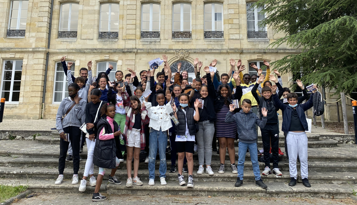 Photo de groupe devant le château du Haillan.