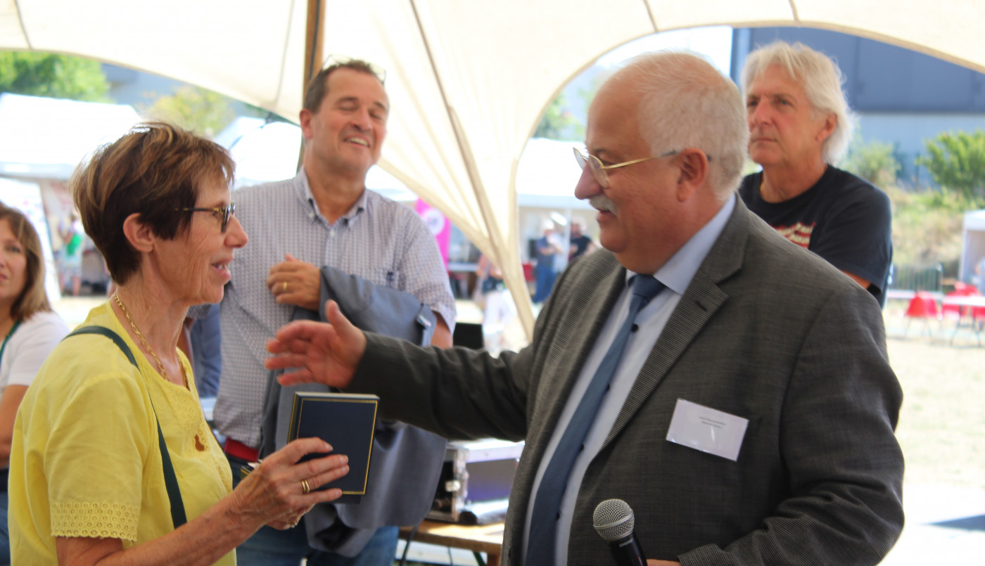Remise de la médaille de la ville à Mme Laporcherie par M. Le Maire