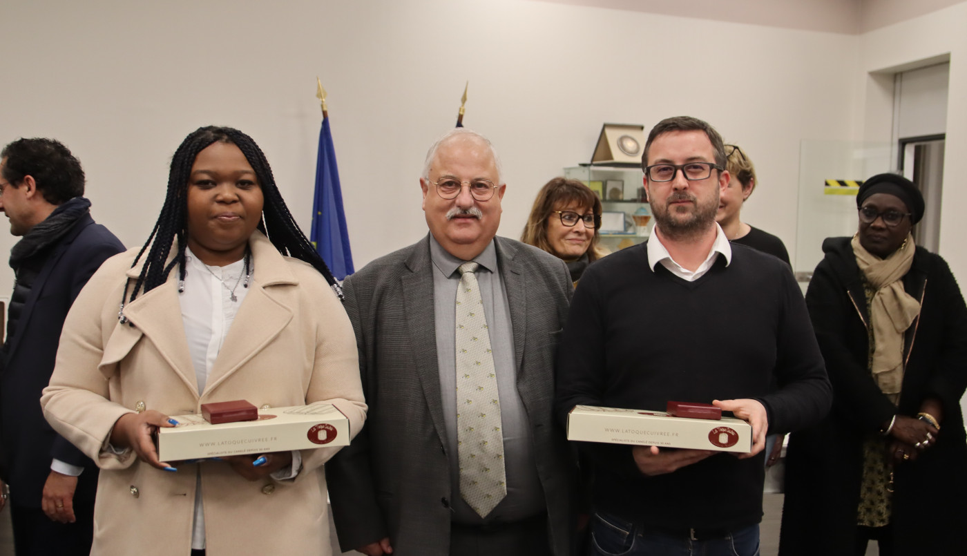 Photo du Maire et des deux entrepreneurs Cenonnais