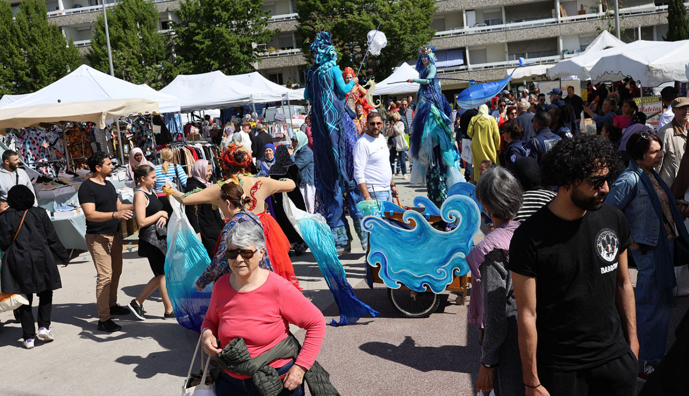 AMBIANCE SUR LE MARCHE DE CENON LORS DE L4ANNIVERSAIRE DE SES 50 ans 