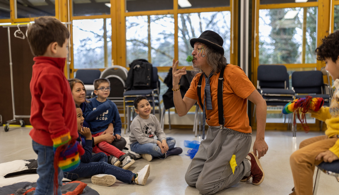 Kiko le clown en atelier avec les enfants