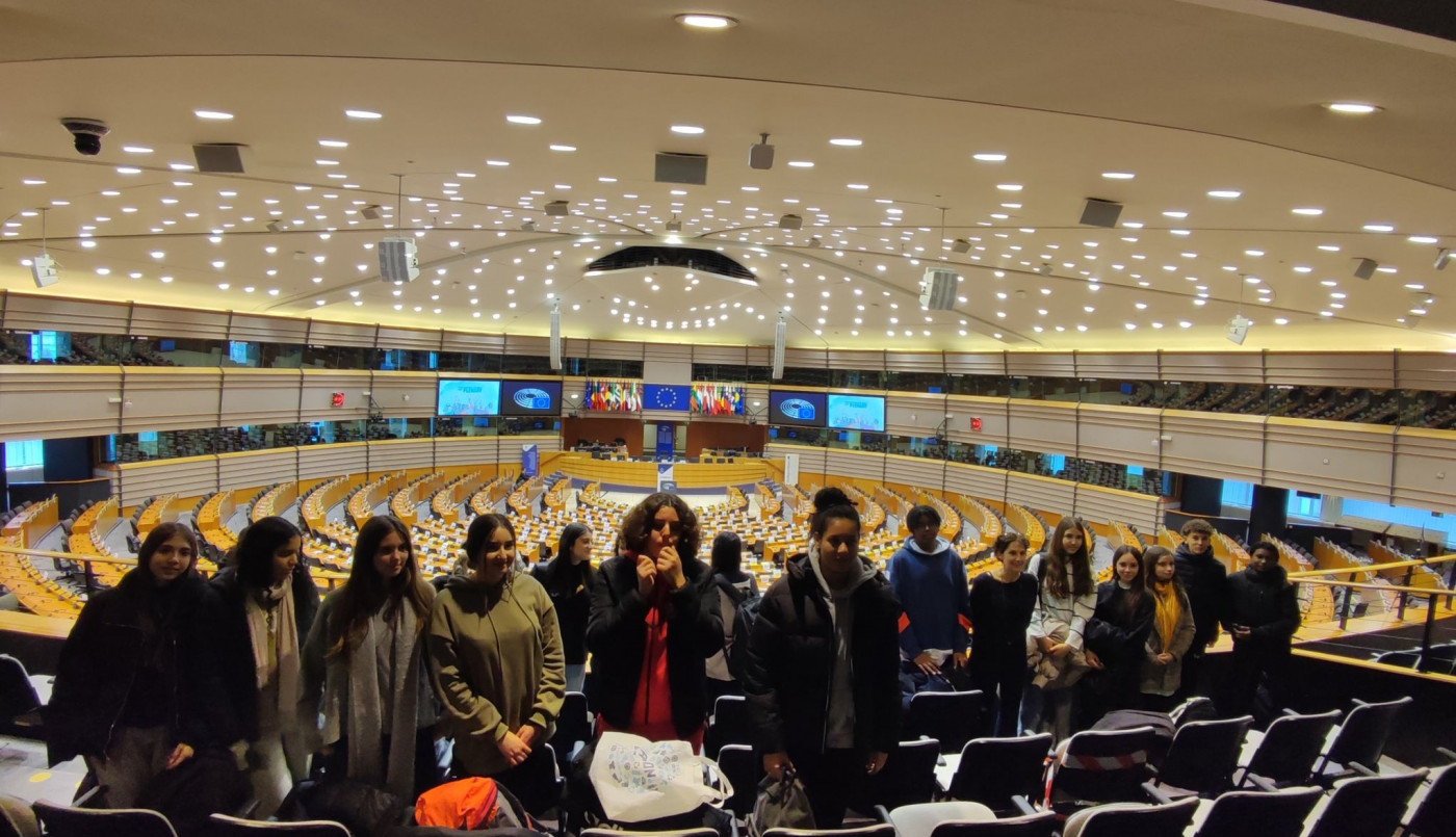 Collégiens cenonnais en visite à l'hémicycle à Bruxelles