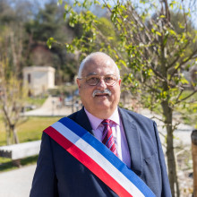 { eluAssocie.title }}