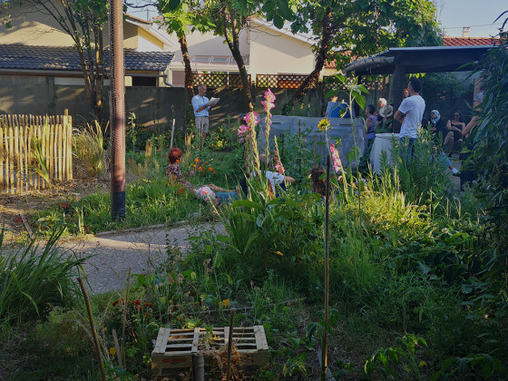 Lecture du comédien dans le jardin 1001 feuilles