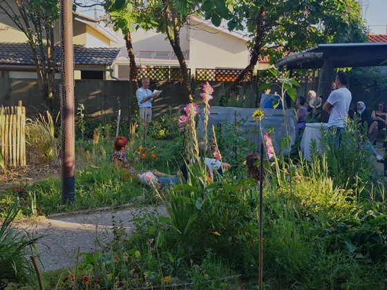 Lecture dans le jardin des 1001 feuilles