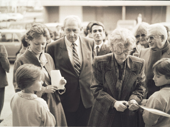 Bas de page gauche : Inauguration de l’APAFED par Yvette Roudy, Ministre des droits de la femme / 12 décembre 1985, en présence de Josiane Rode, Pierre Garmendia et René Bonnac