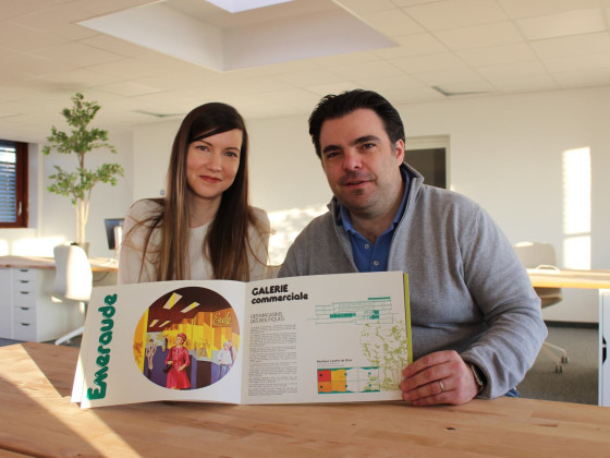 Les Desquaires avec la plaquette de présentation originelle du centre Emeraude