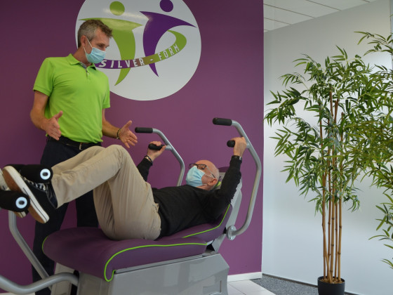 Chez Silver Form, un enseignant en activité physique adaptée accompagne votre séance sportive