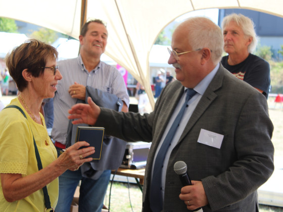 Remise de la médaille de la ville à Mme Laporcherie par M. Le Maire